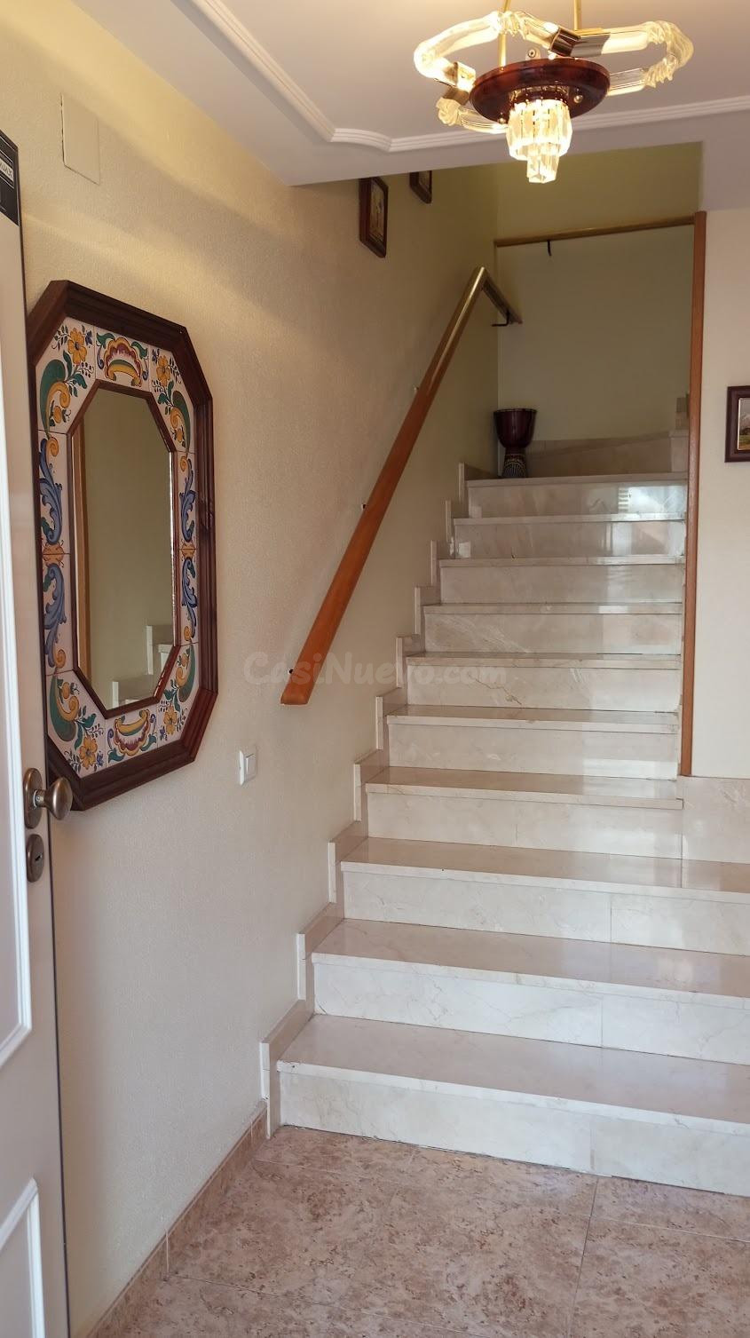 Ref -08651 Salico ofrece este amplio chalet adosado de 254 m2 con garaje doble, buhardilla y terrazas en Vila-real. - foto 3