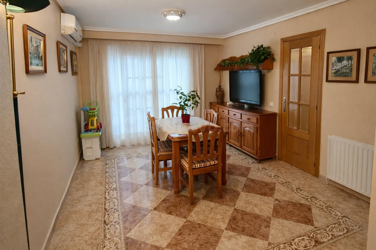 Ref -08651 Salico ofrece este amplio chalet adosado de 254 m2 con garaje doble, buhardilla y terrazas en Vila-real. - foto 5