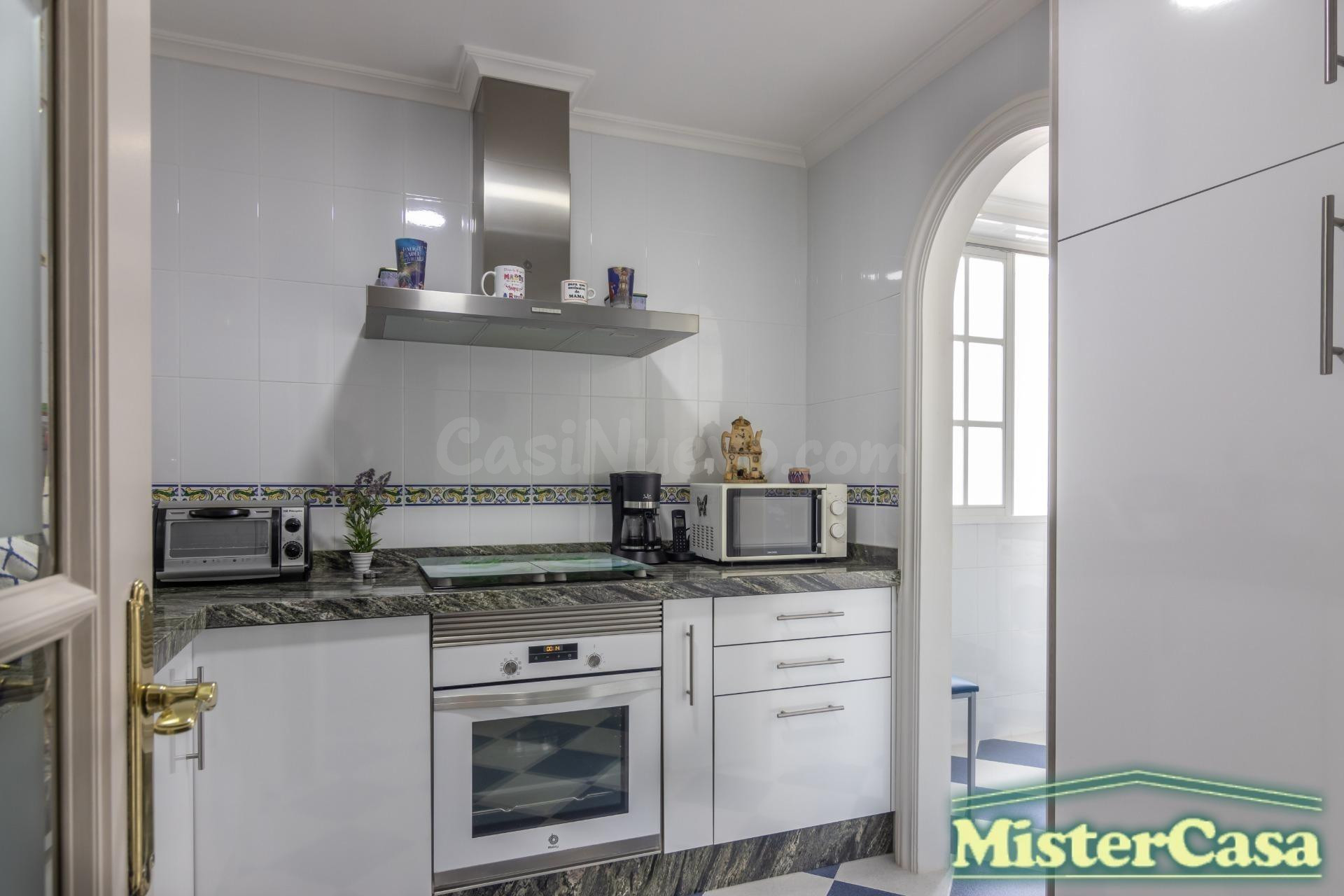 En exclusiva, Centro,  piso 4 dormitorios, 1baño, balcones  con vistas a la catedral   MEJOR VER!!