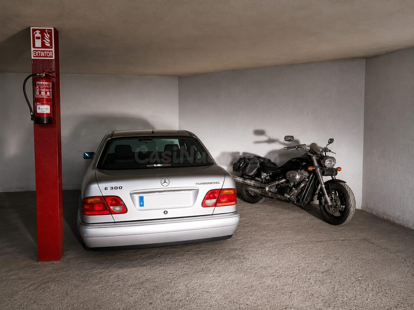 GRAN PLAZA DE GARAJE, COCHE, MOTO Y ALGO MÁS - foto 2