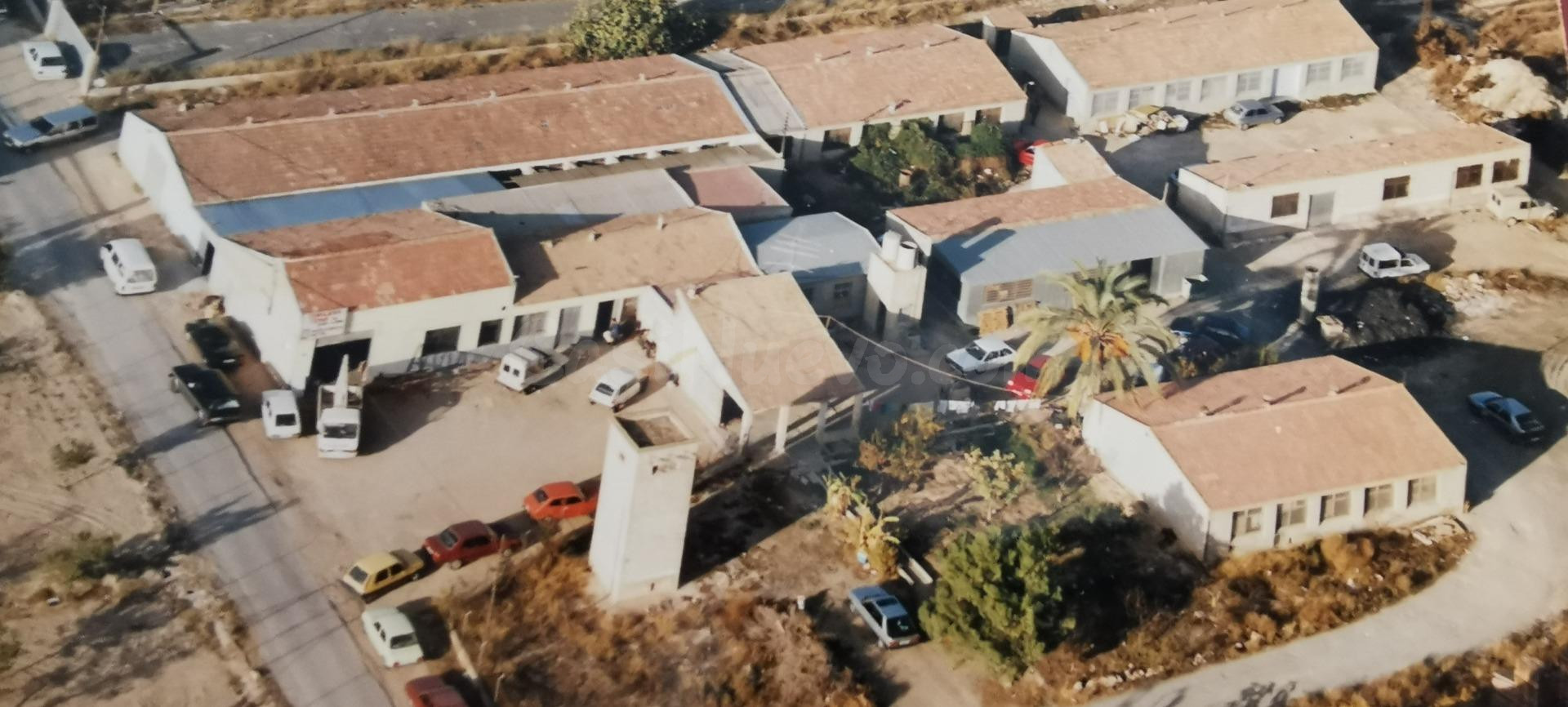 SE VENDE PARCELA EN LA CARRETERA DE MATOLA CON NAVES