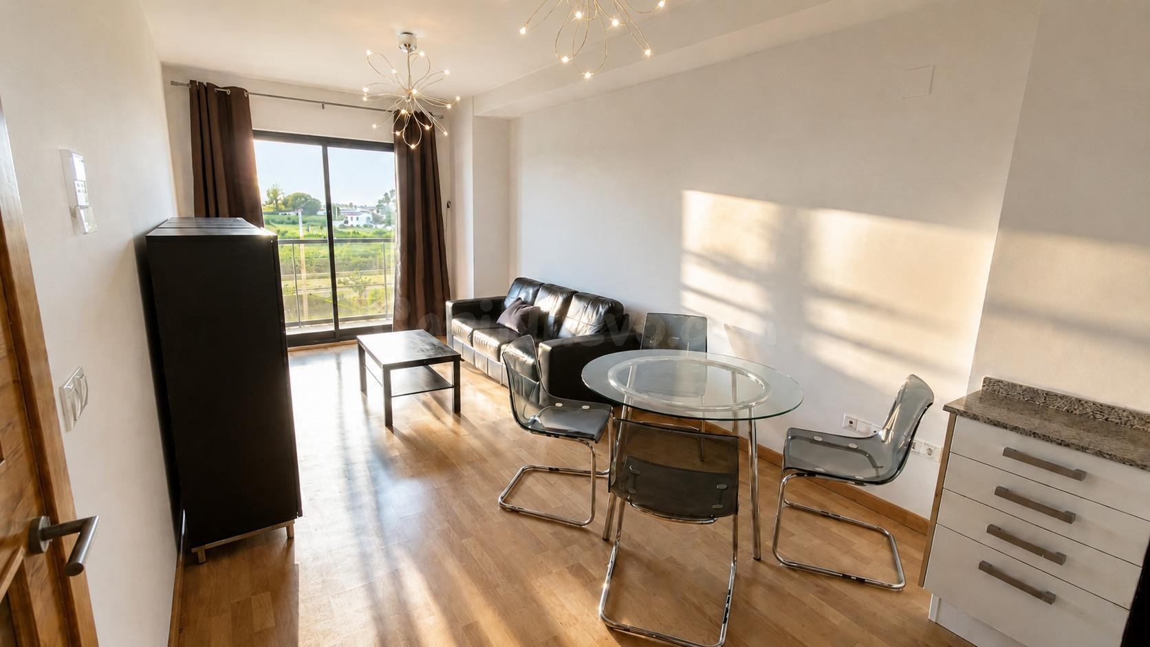 Ref- 08661 Salico vende piso luminoso de 2 habitaciones con balcón, garaje y trastero