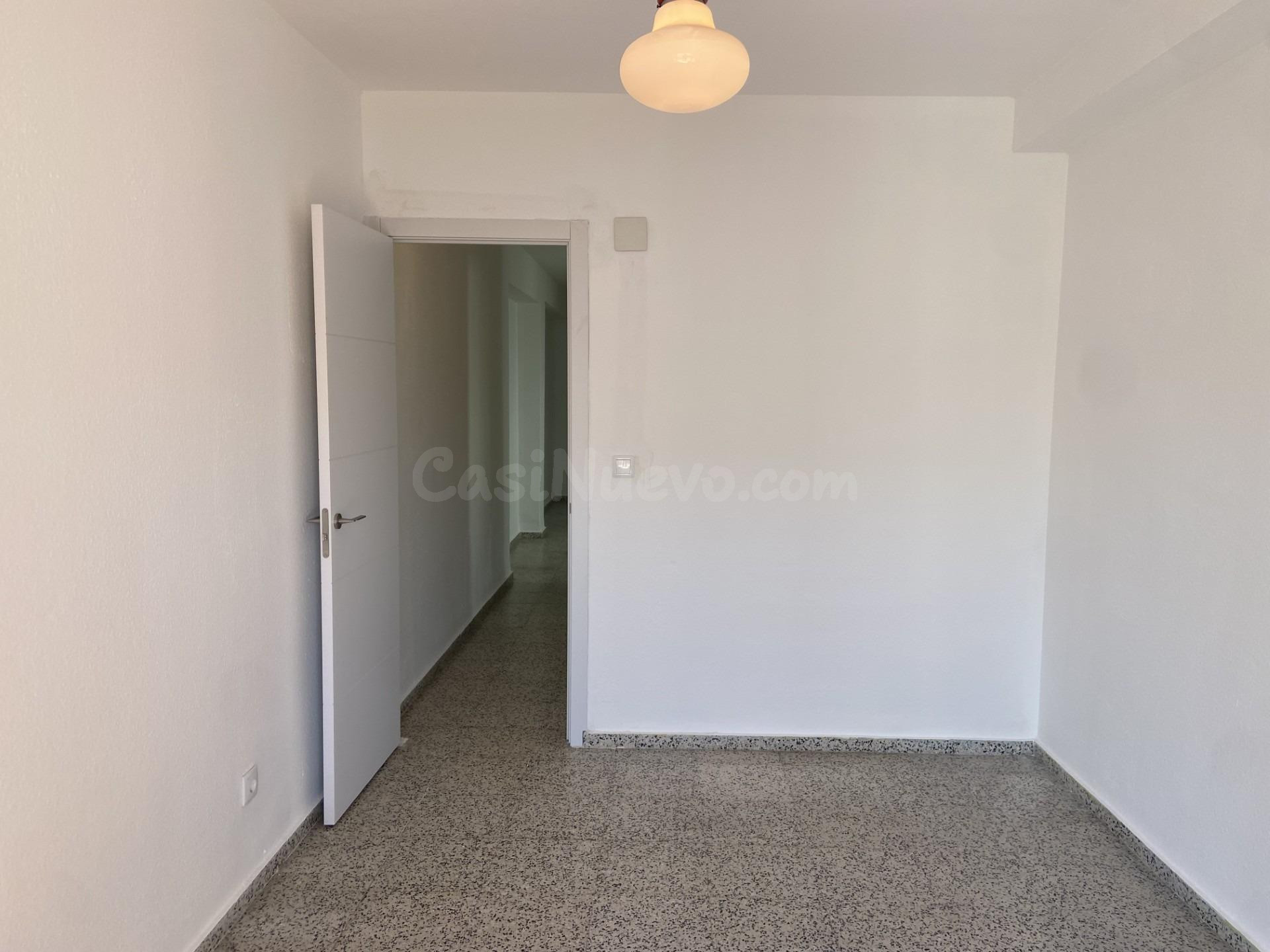 Piso en Avenida Almogávares. Tres dormitorios. Dos terrazas.