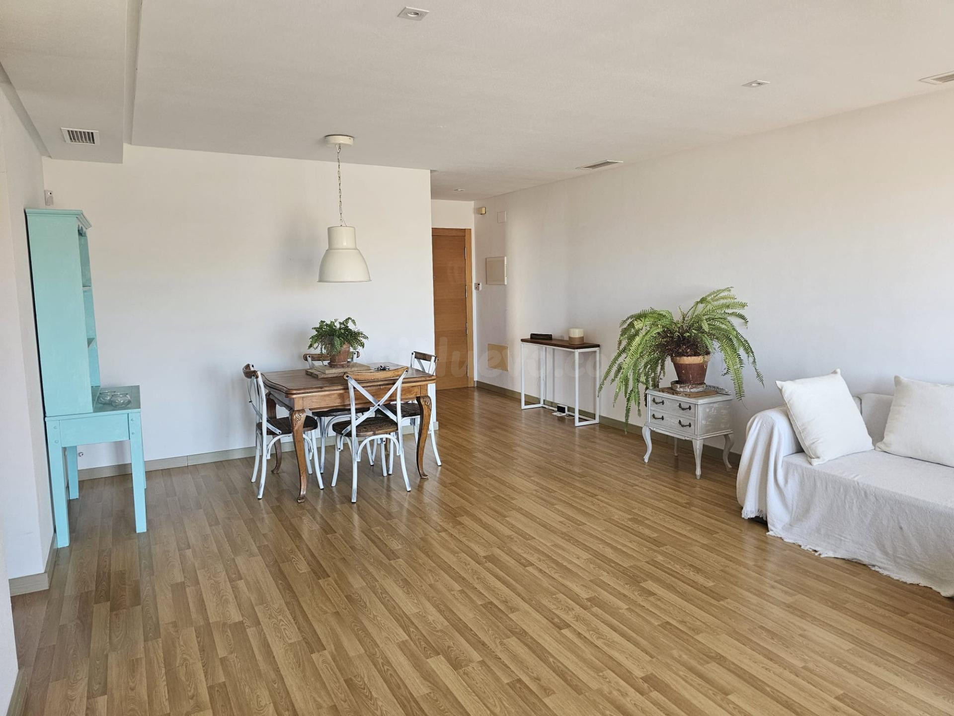 Piso seminuevo en urbanización con piscina - foto 3