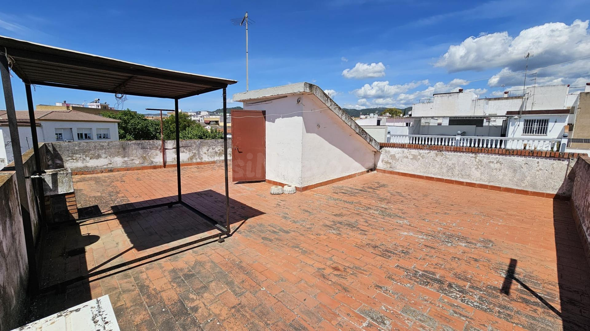 ✨ ¡Gran casa con cochera cerrada , llena de posibilidades! - foto 5