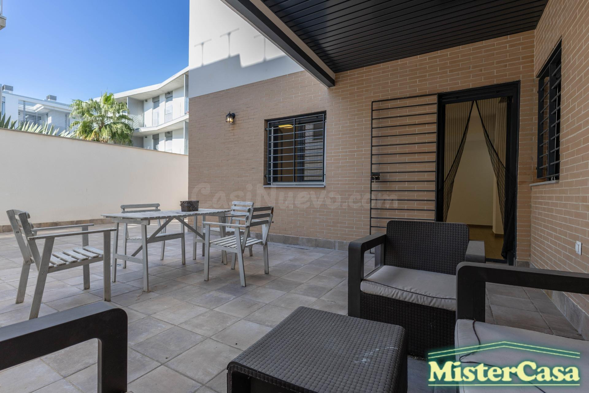 EXCLUSIVA!! Piso 3 dormitorios , 2 baños ,garaje y trastero . Gran patio  y piscina comunitaria . ROTA
