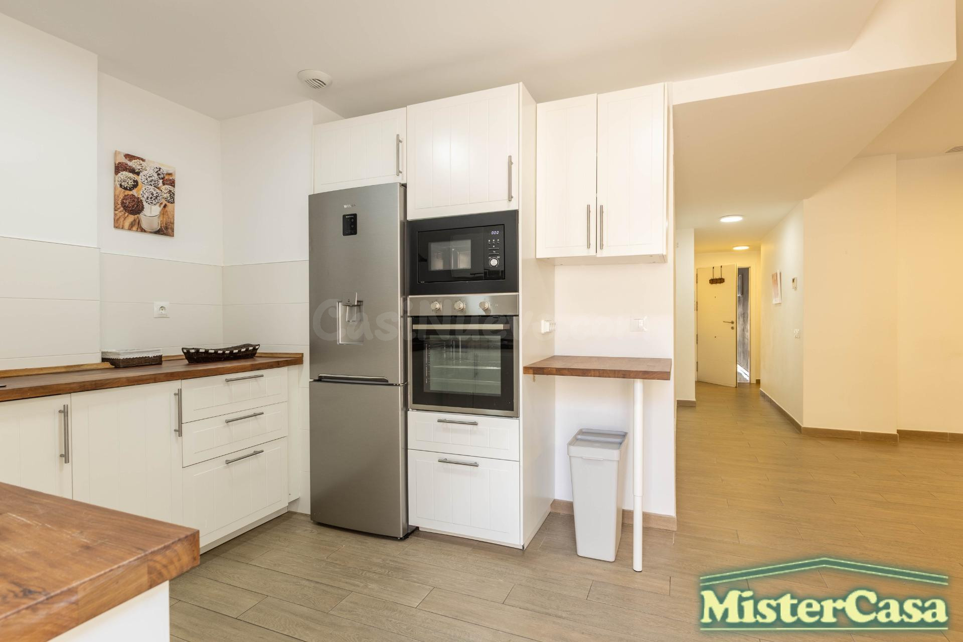 EXCLUSIVA!! Piso 3 dormitorios , 2 baños ,garaje y trastero . Gran patio  y piscina comunitaria . ROTA - foto 3