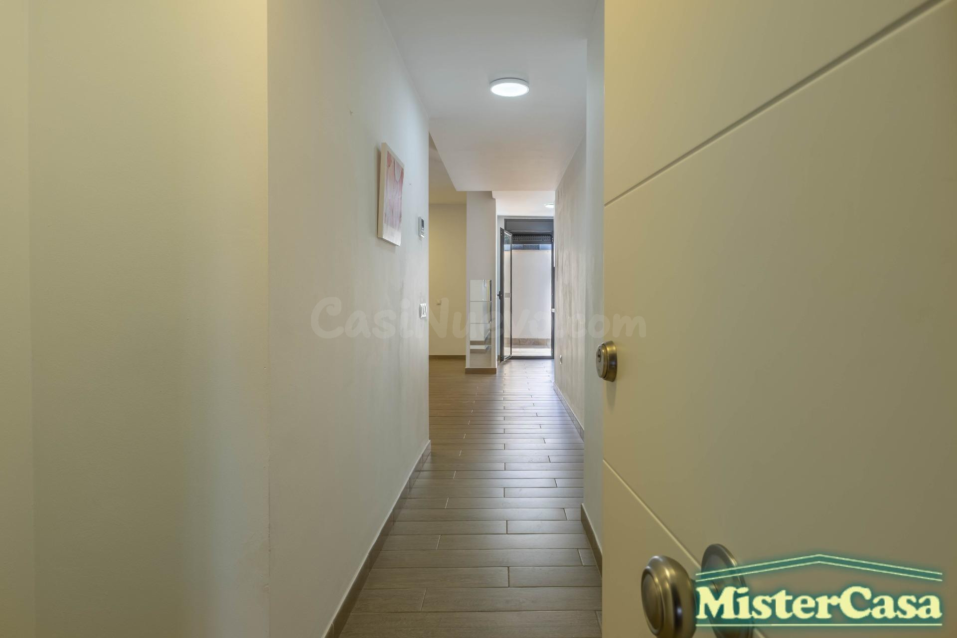 EXCLUSIVA!! Piso 3 dormitorios , 2 baños ,garaje y trastero . Gran patio  y piscina comunitaria . ROTA - foto 4