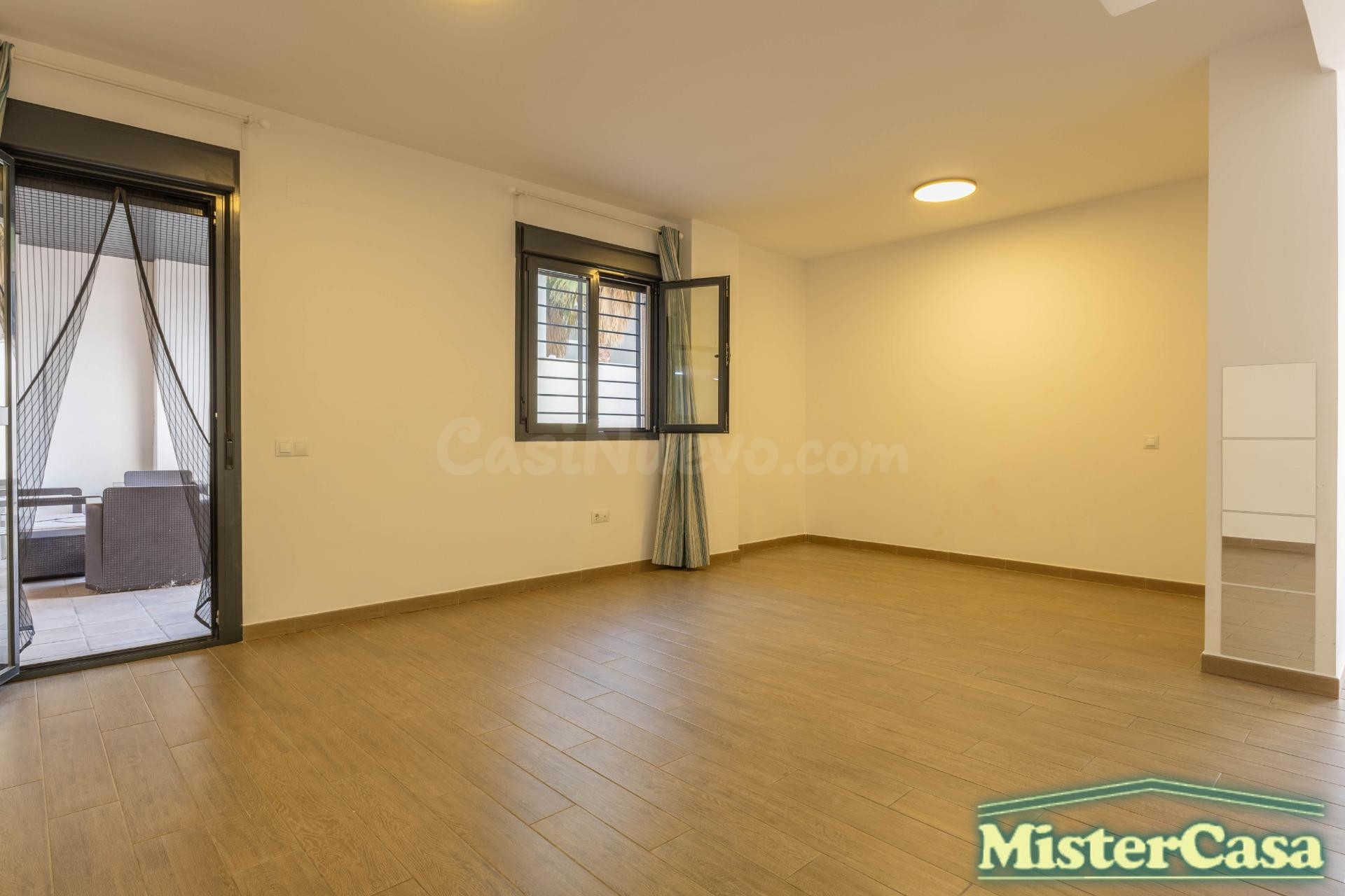EXCLUSIVA!! Piso 3 dormitorios , 2 baños ,garaje y trastero . Gran patio  y piscina comunitaria . ROTA - foto 5