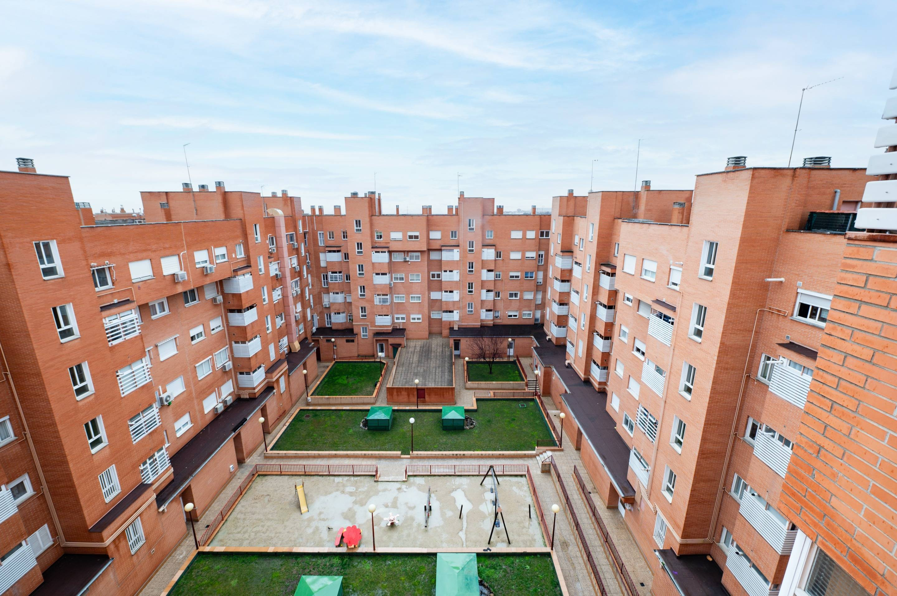 LAS ROSAS – URBANIZACIÓN PRIVADA – 3DORMITORIOS (ANTES 4)  – GARAJE Y TRASTERO AMPLIO INCLUIDO EN EL PRECIO. - foto 4
