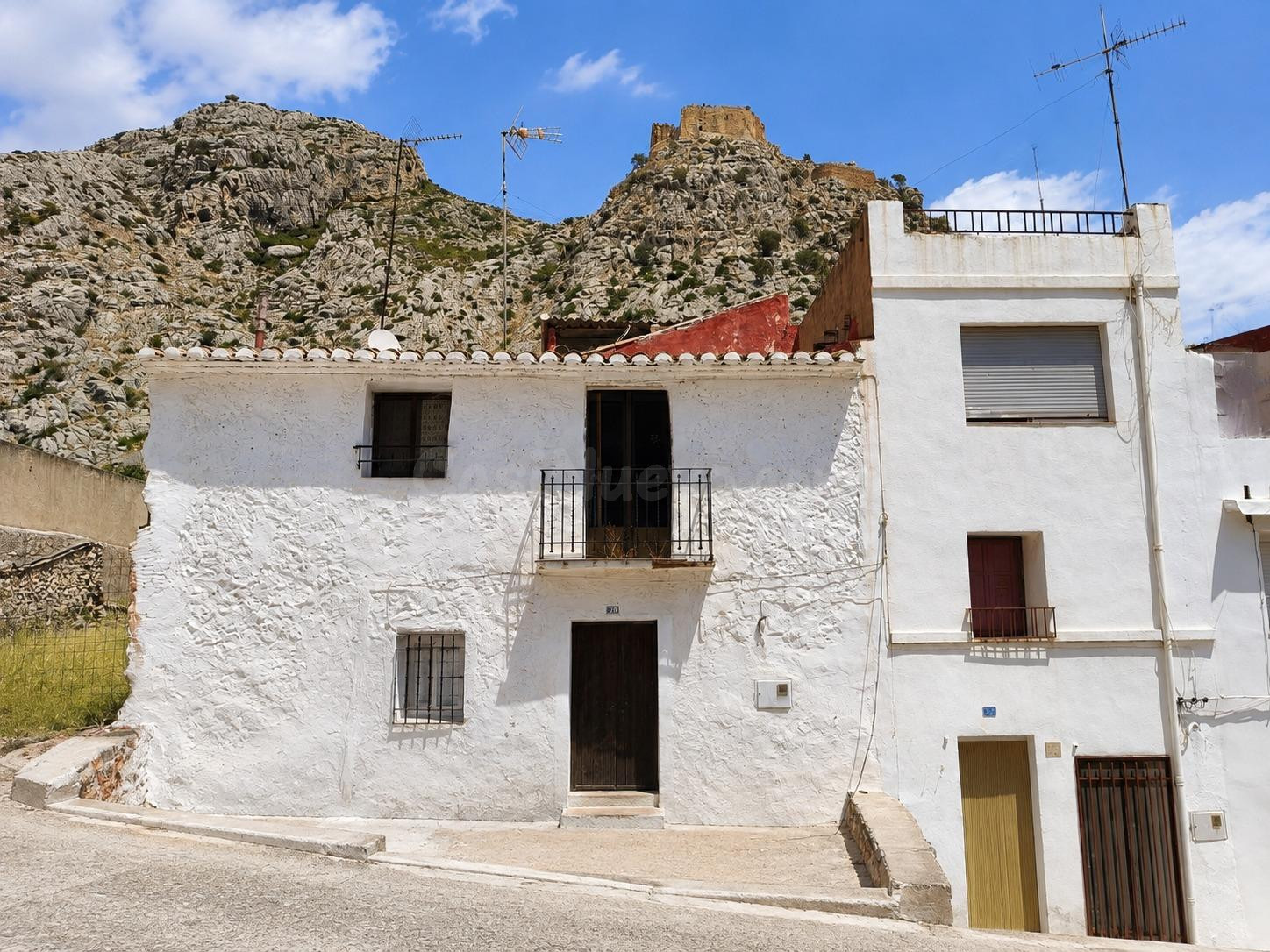 Ref- 08691 Salico vende Casa de 185 m2 para reforma integral con terraza y vistas al Castillo de Borriol