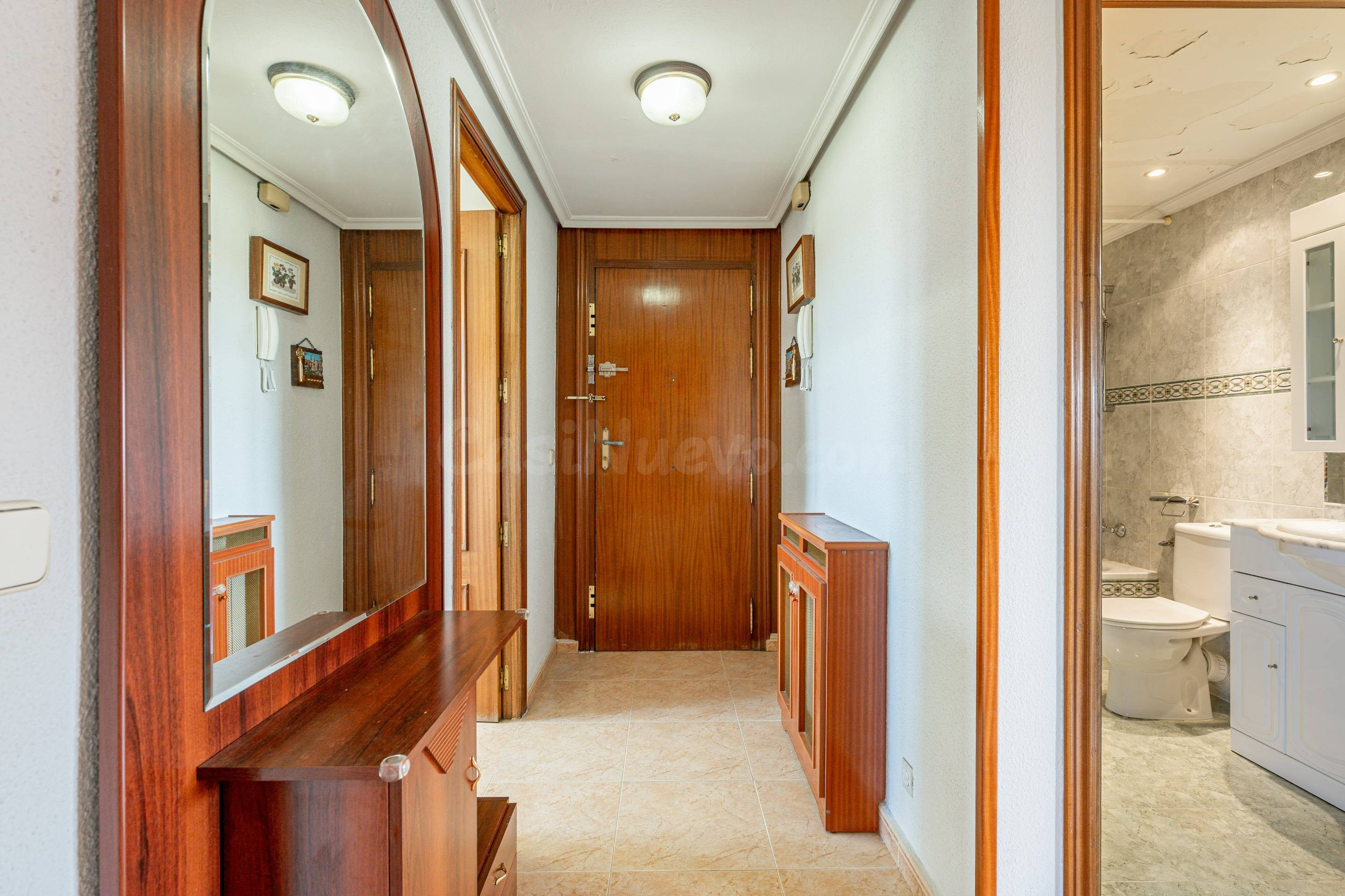 OPORTUNIDAD EN LA ZONA DE HELLIN- 4 DORMITORIOS, 2 BAÑOS, CON 2 TERRAZAS Y ASCENSOR.