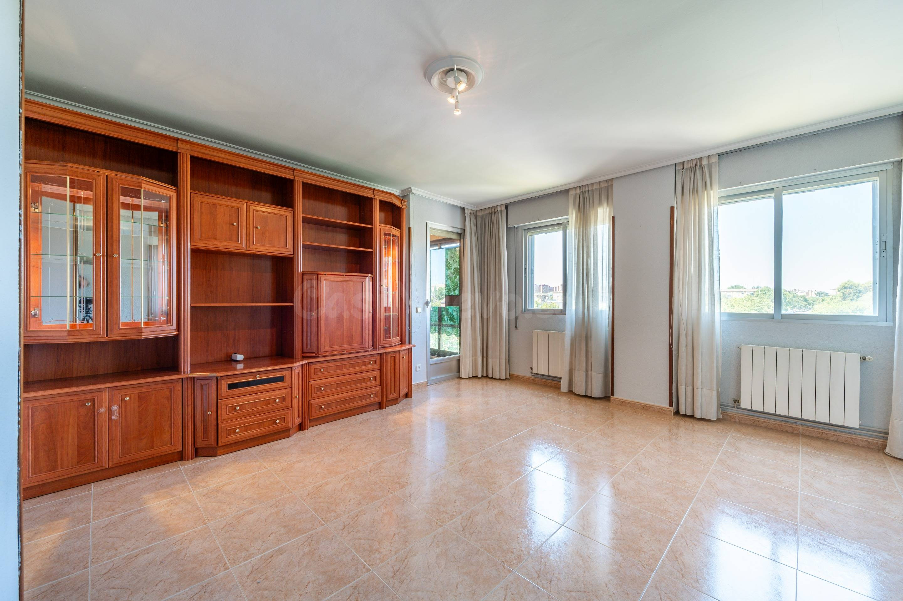 OPORTUNIDAD EN LA ZONA DE HELLIN- 4 DORMITORIOS, 2 BAÑOS, CON 2 TERRAZAS Y ASCENSOR. - foto 2