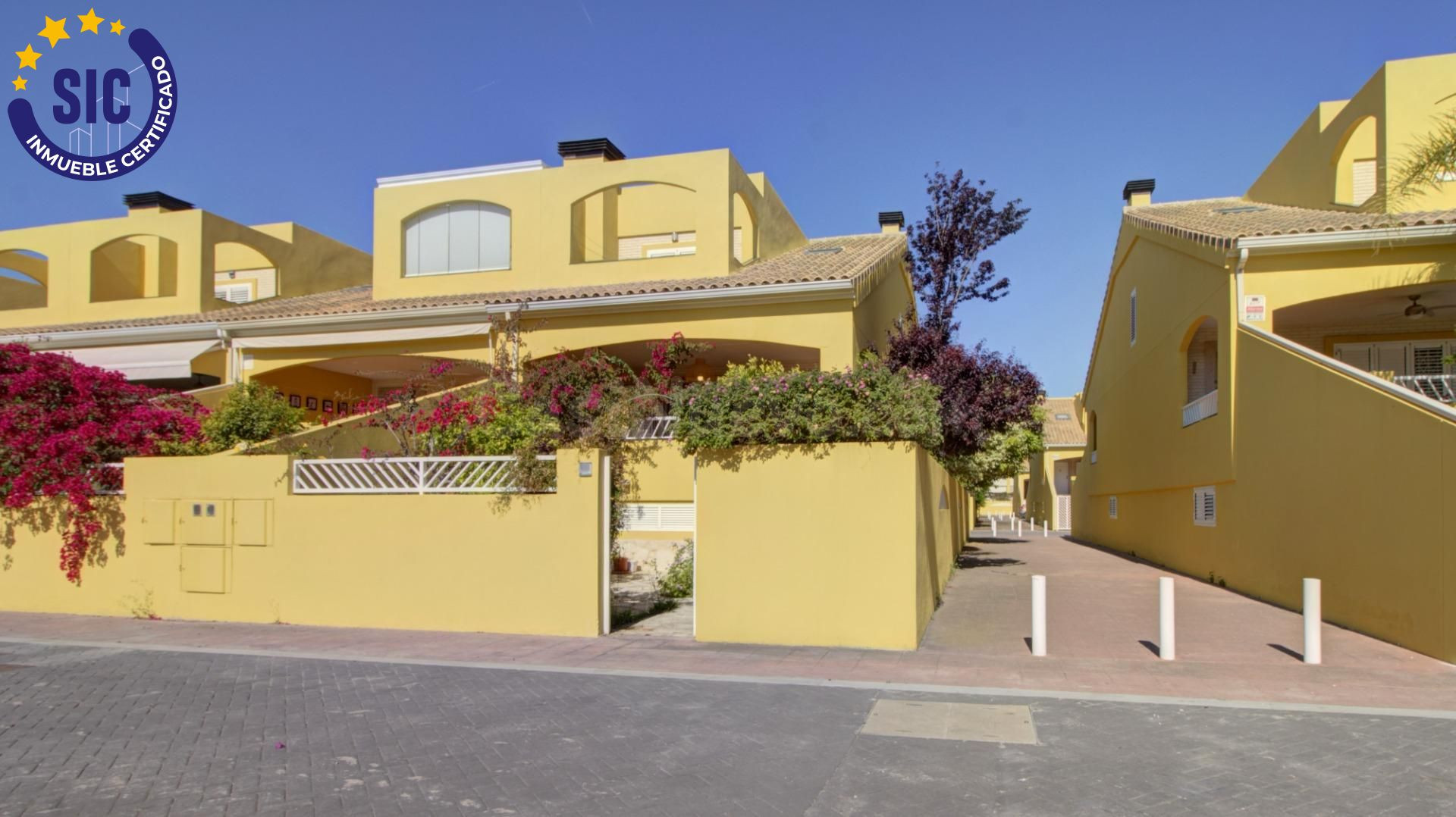 CHALET ADOSADO ESQUINERO A UN PASO DE LA PLAYA DE CORINTO - foto 3