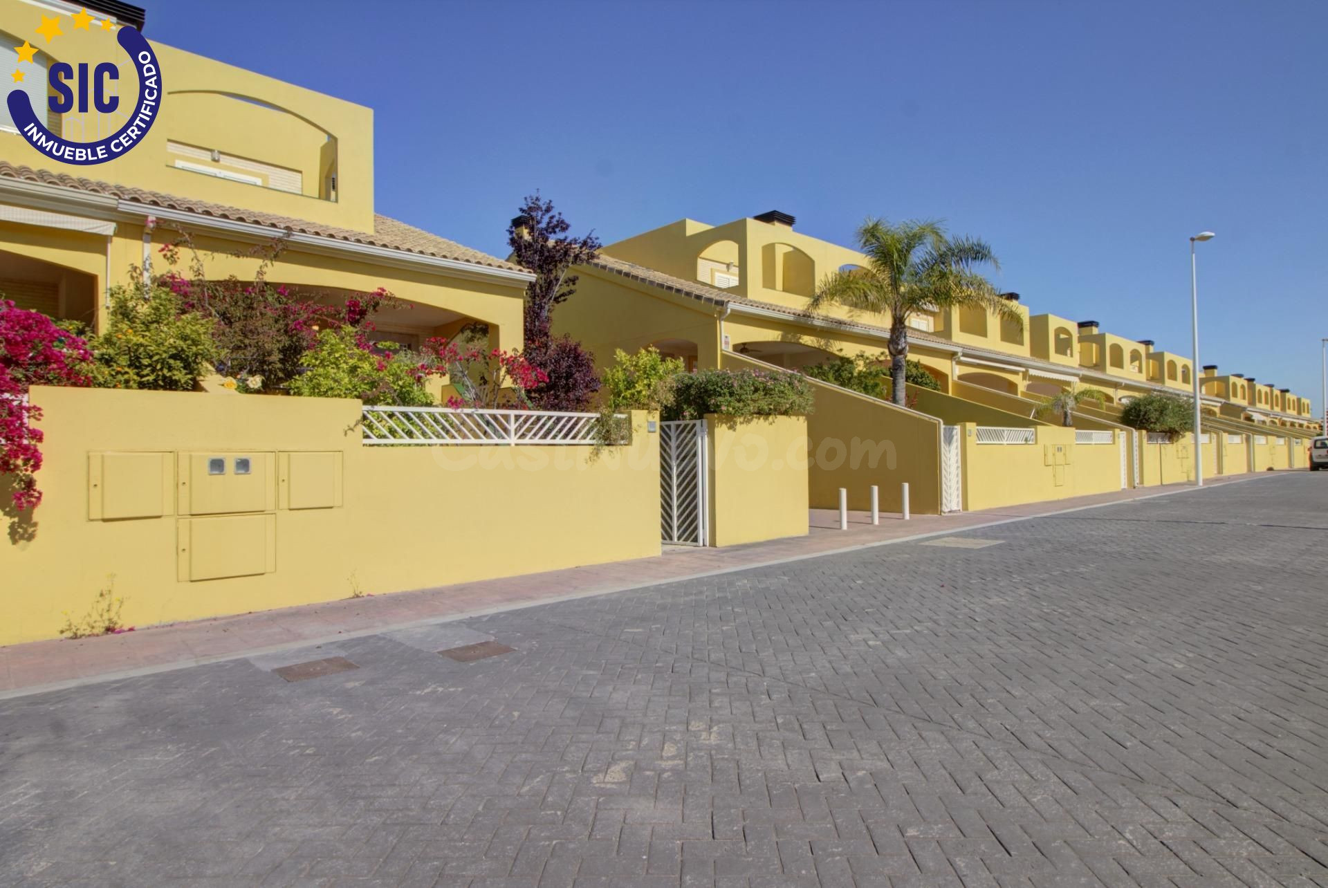 CHALET ADOSADO ESQUINERO A UN PASO DE LA PLAYA DE CORINTO - foto 4