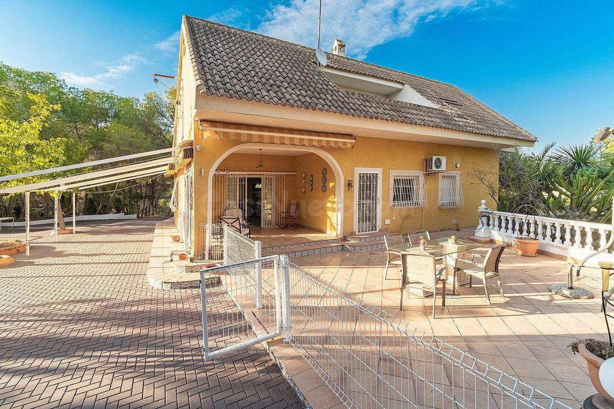 Espectacular finca con 2 viviendas independientes y 7.000 m2 - foto 4
