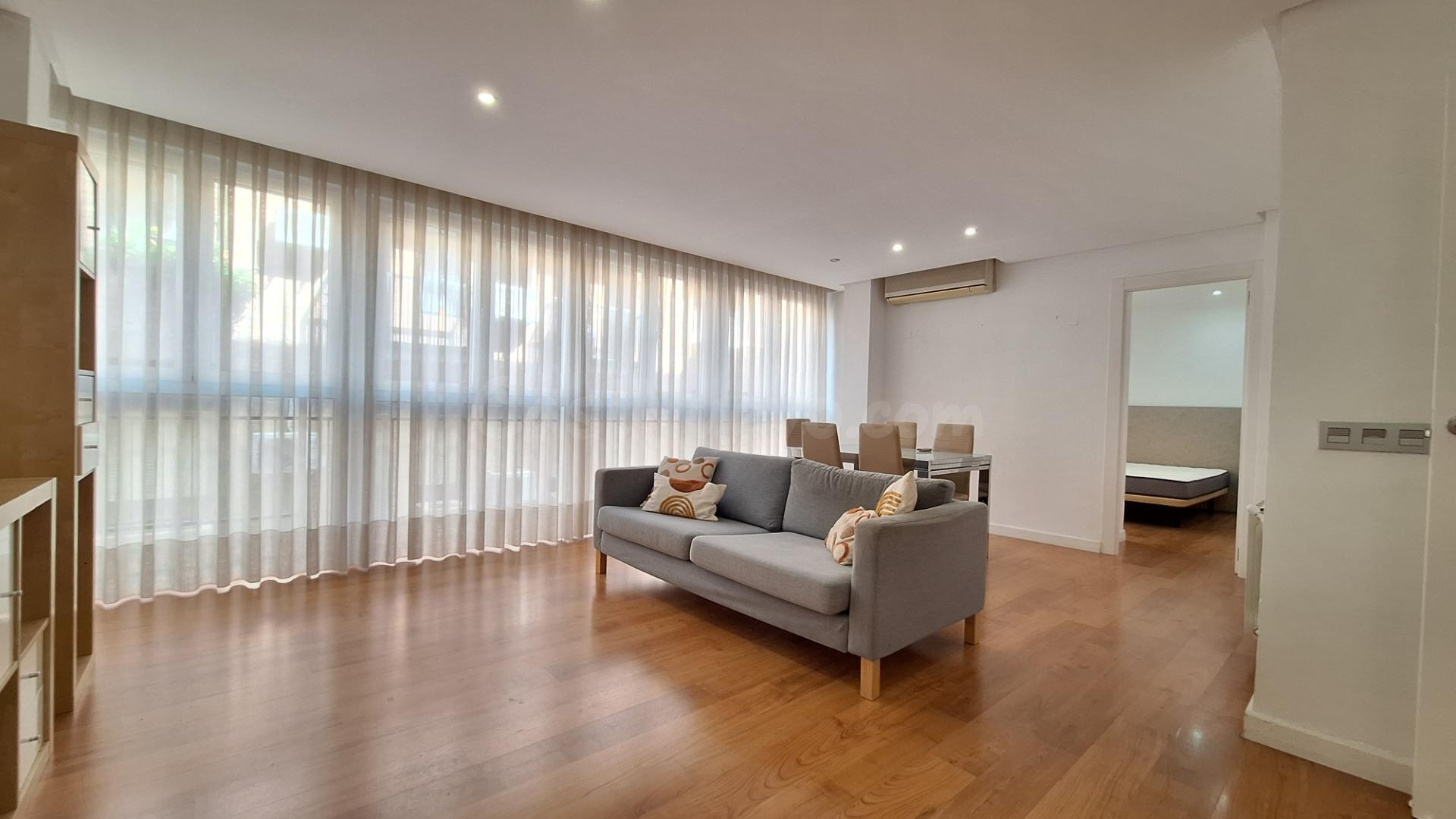 Apartamento reformado de 2 dormitorios y 2 baños en la Calle