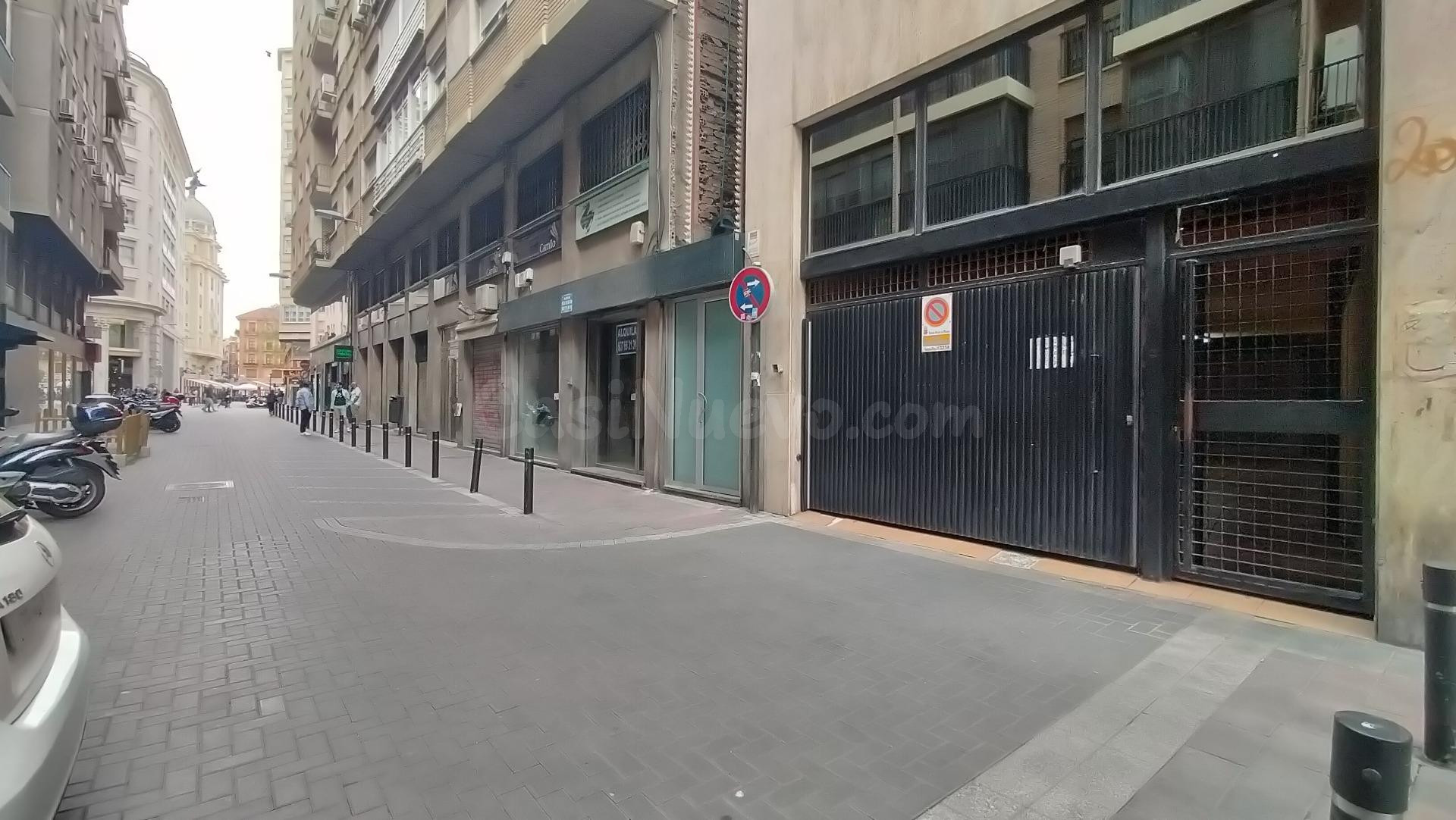 Plaza de garaje junto frente a la Iglesia de San Bartolomé - foto 2
