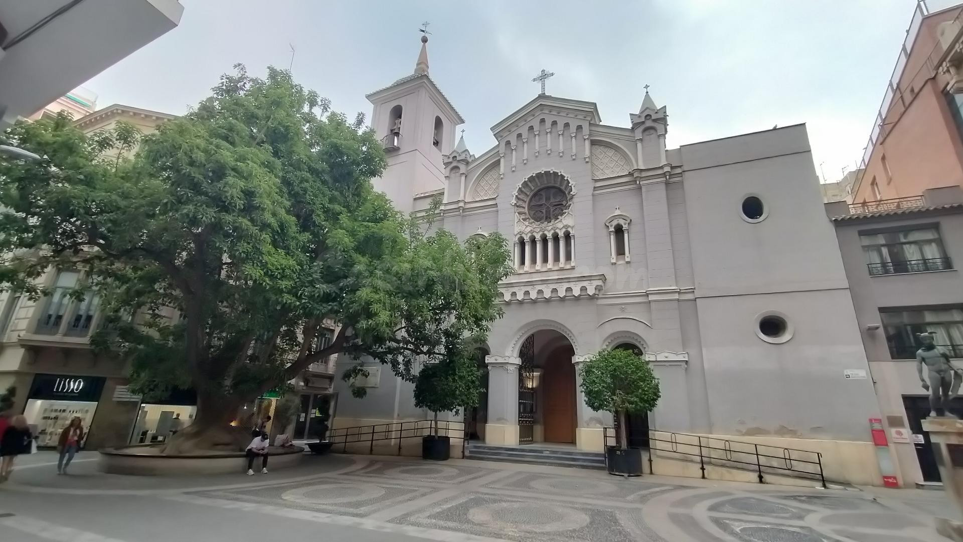 Plaza de garaje junto frente a la Iglesia de San Bartolomé - foto 3