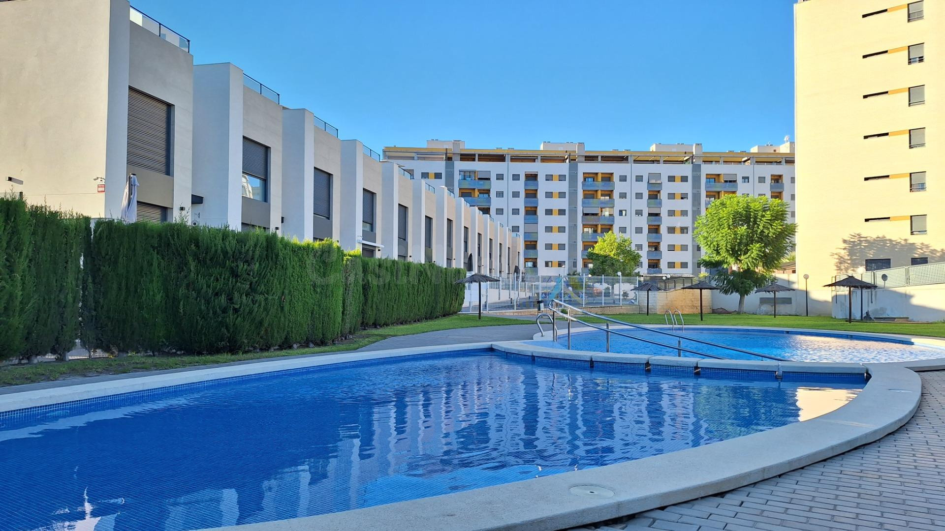 Piso de 3 dormitorios y 2 baños con Piscina Comunitaria en C