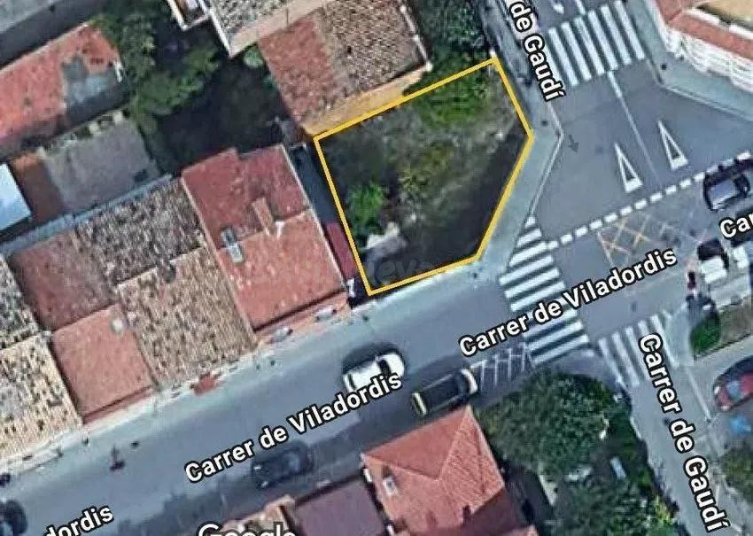 Solar urbano residencial esquinero, gran potencial edificato