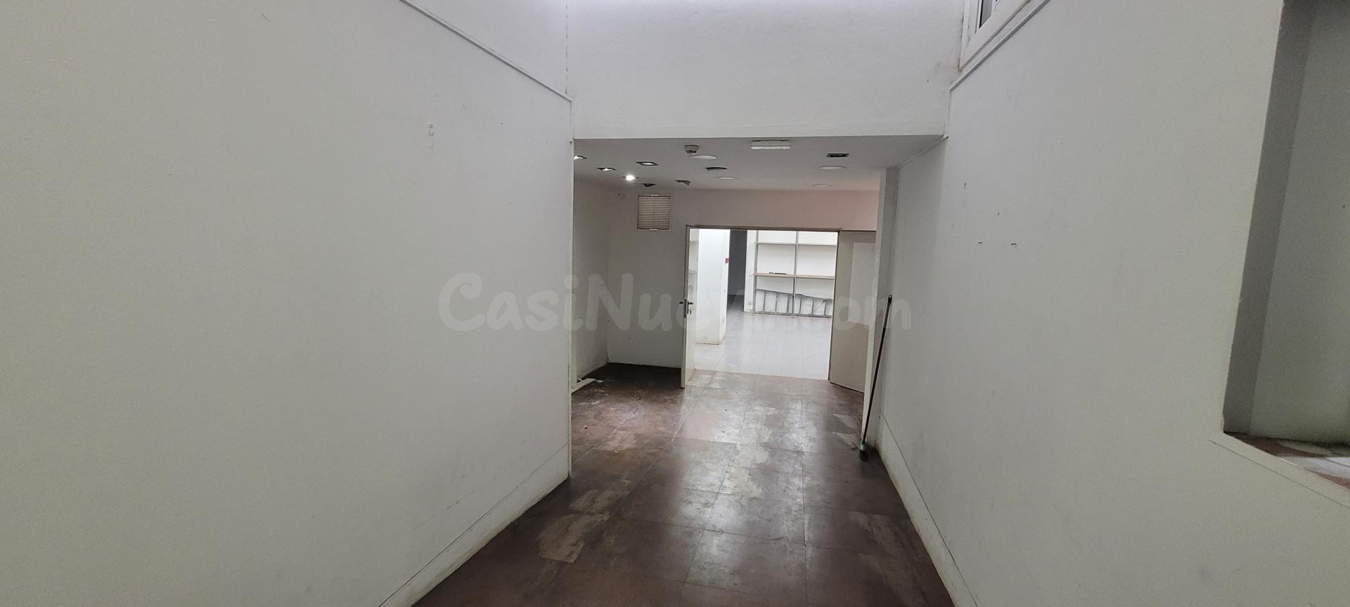 LOCAL EN VENTA, EN CALLE DE VILADOMAT, POR DEBAJO DE LA GRAN - foto 2