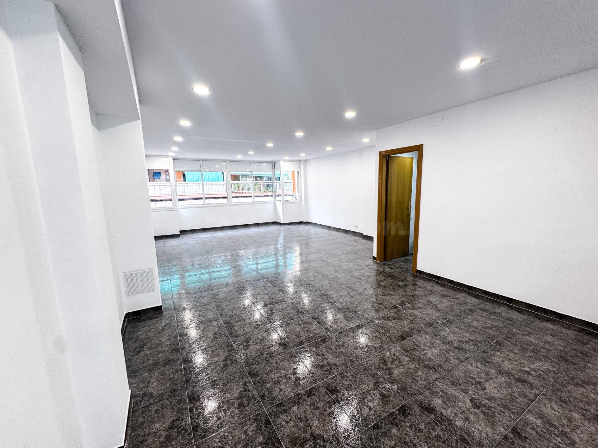 Local comercial en venta, versátil, muy luminoso y listo par - foto 4