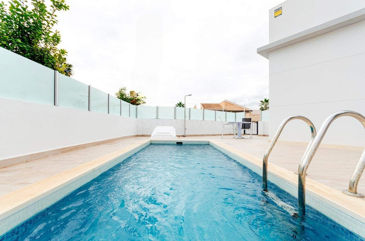 VILLA INDEPENDIENTE CON PISCINA PRIVADA EN TORREVIEJA - foto 5