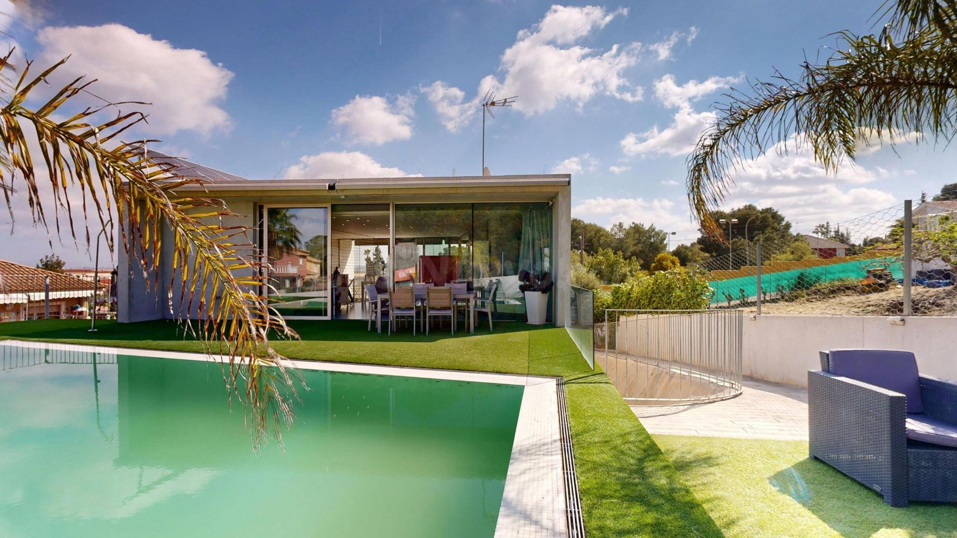 Chalet de autor con piscina salada y arquitectura de vanguar