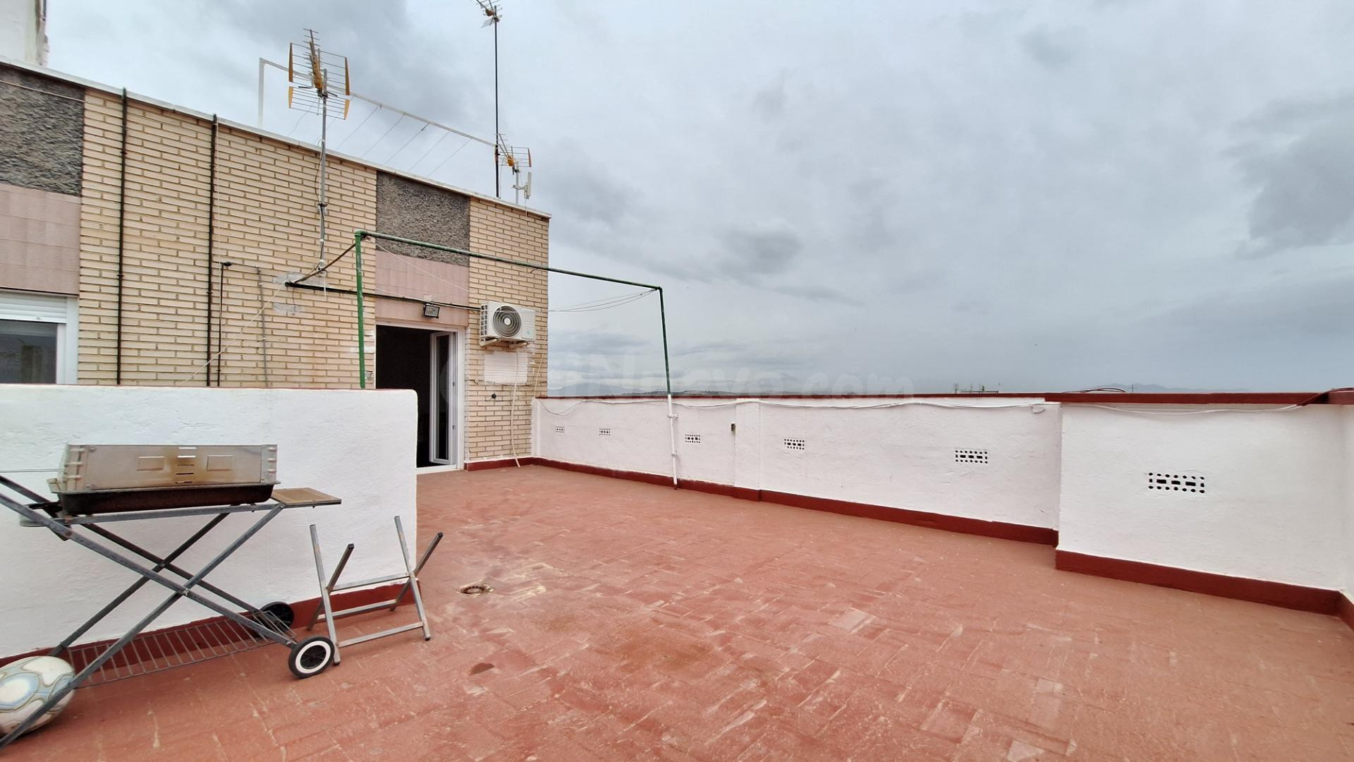 Ático de 2 dormitorios con terraza de 30 m2 en Alcantarilla - foto 2