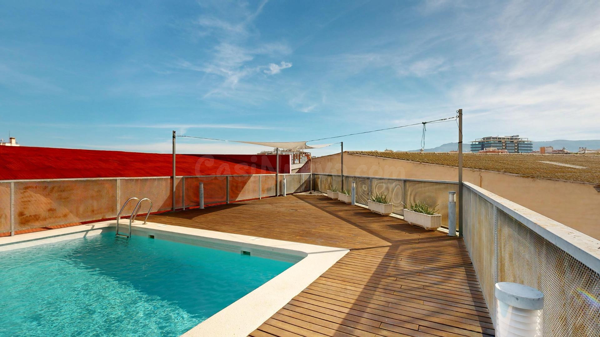 Apartamento tipo dúplex con gran cristalera, piscina, diseño