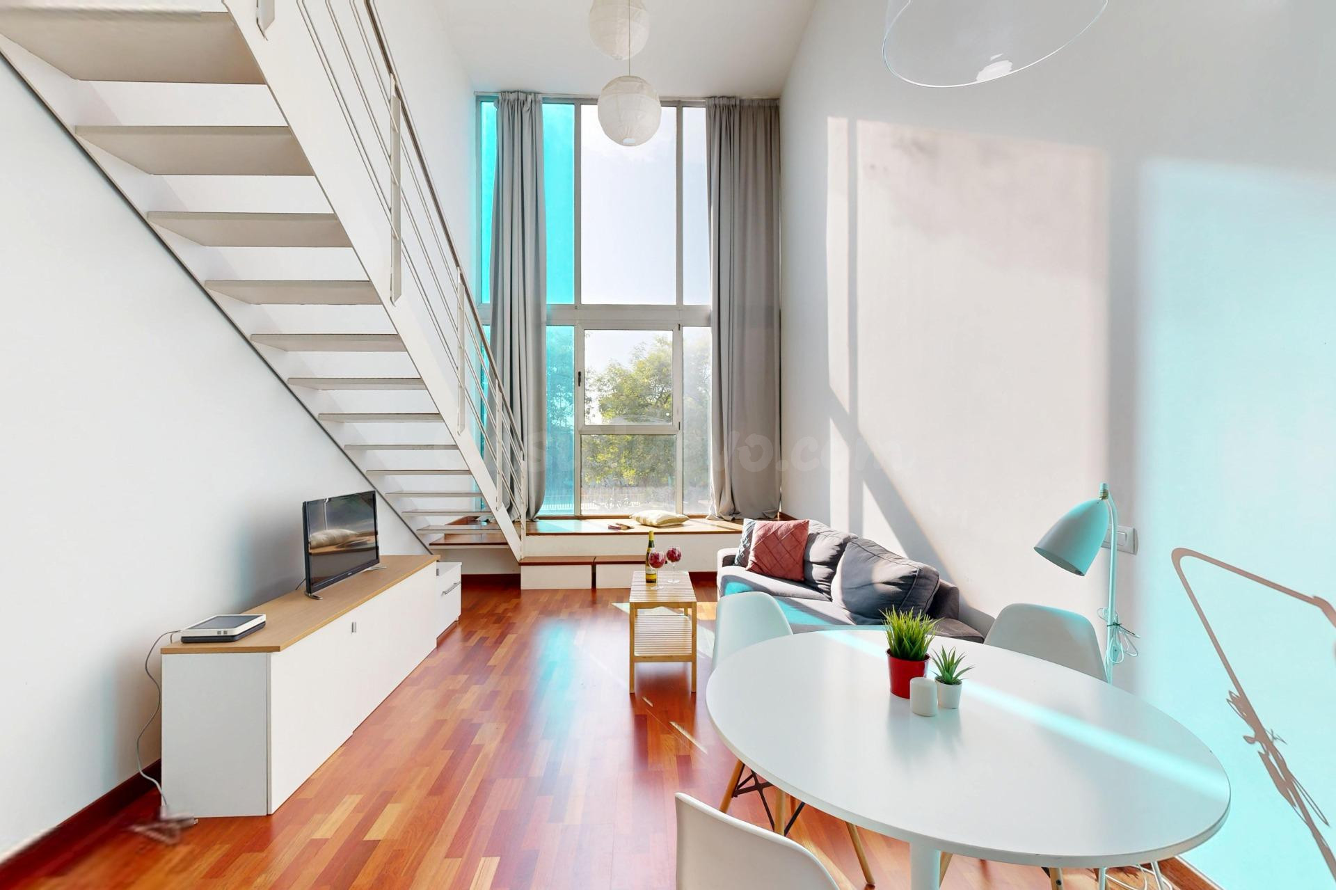 Apartamento tipo dúplex con gran cristalera, piscina, diseño - foto 2