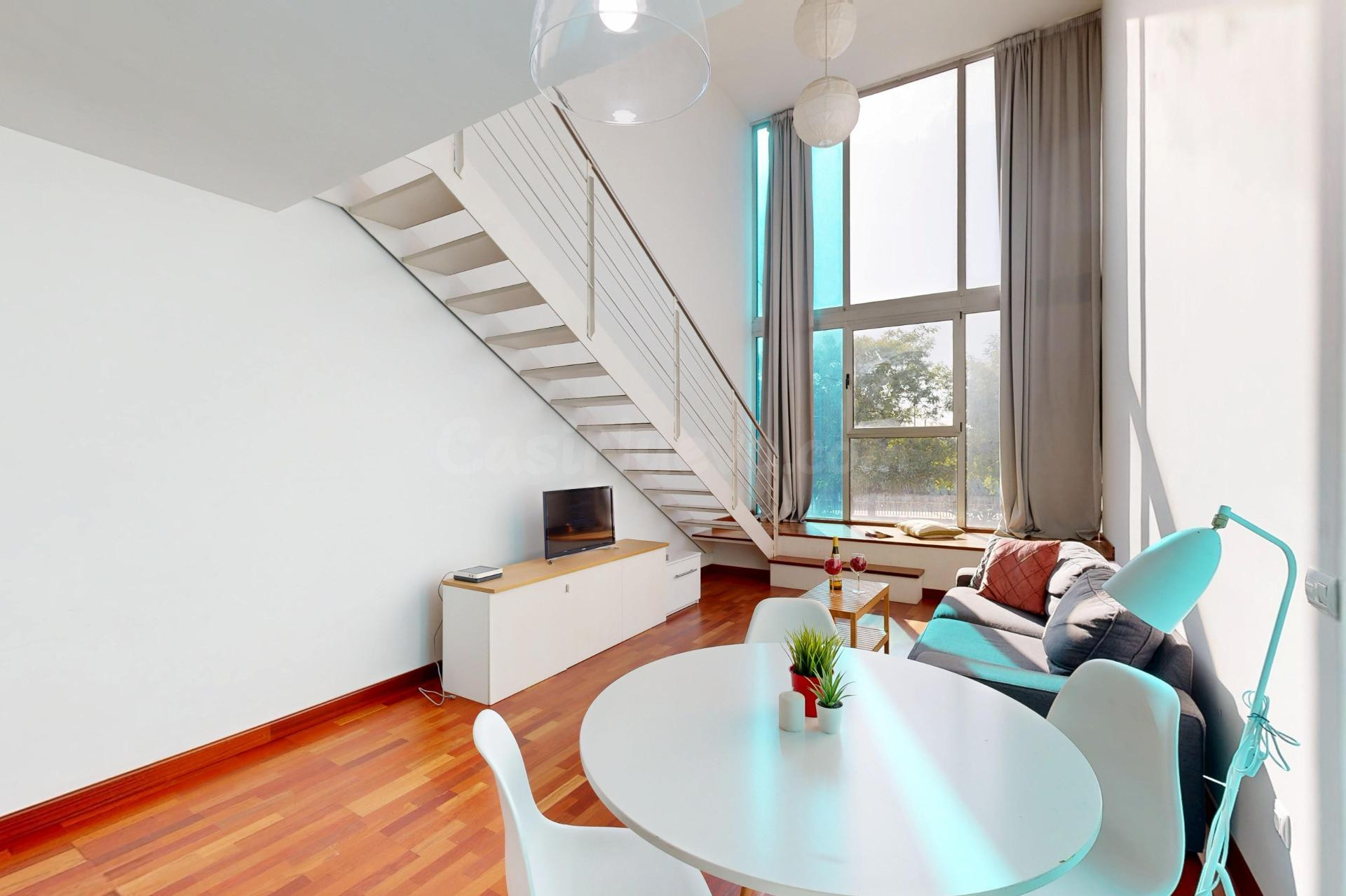 Apartamento tipo dúplex con gran cristalera, piscina, diseño - foto 3