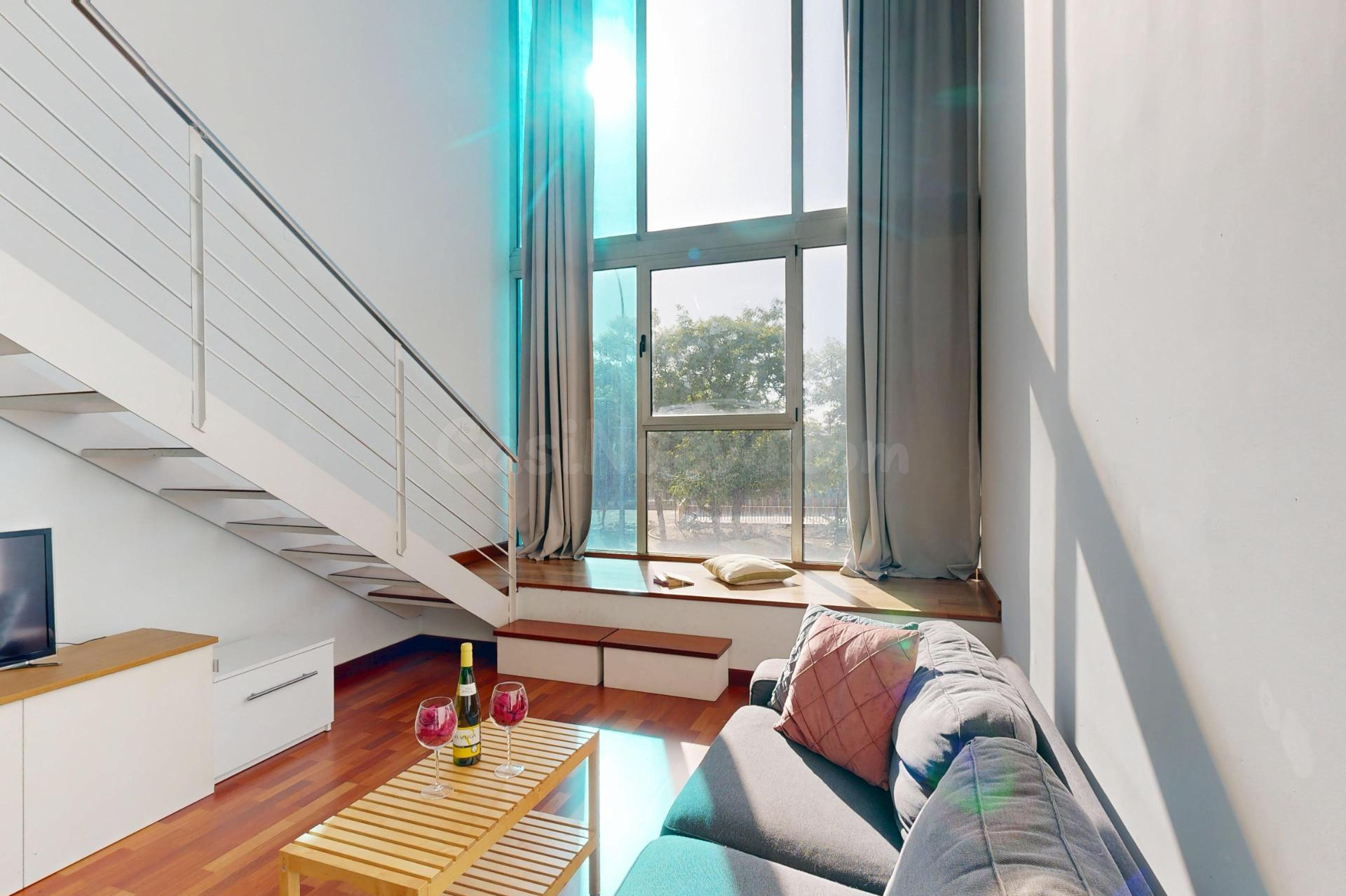 Apartamento tipo dúplex con gran cristalera, piscina, diseño - foto 4