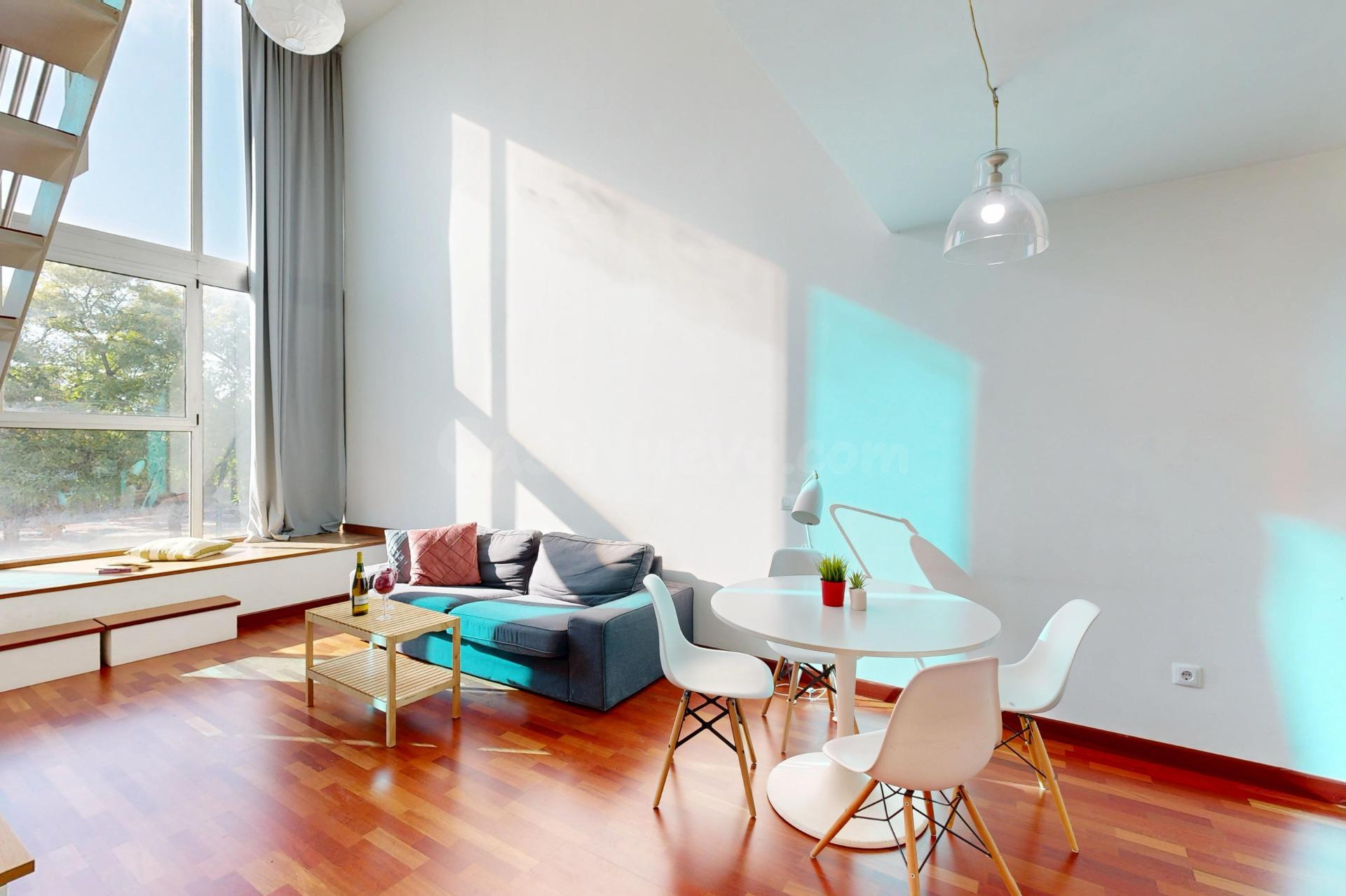 Apartamento tipo dúplex con gran cristalera, piscina, diseño - foto 5