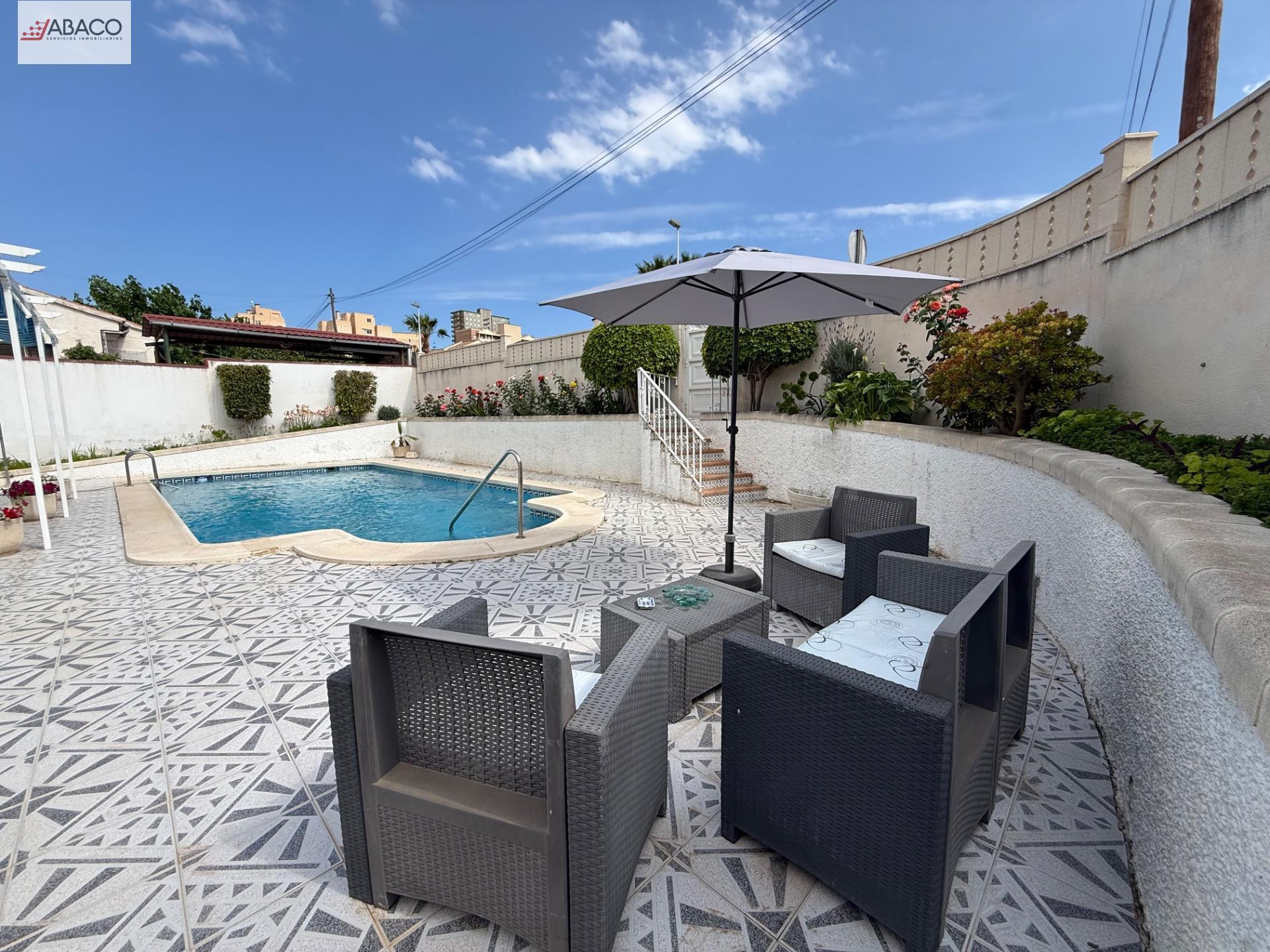 Chalet en Arenales del Sol con Piscina Privada y Amplias Zonas Exteriores