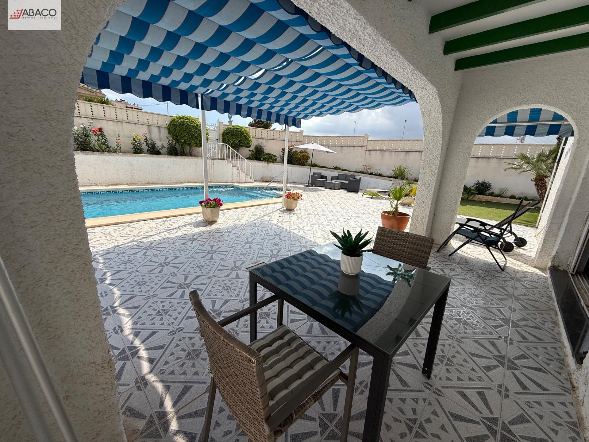 Chalet en Arenales del Sol con Piscina Privada y Amplias Zonas Exteriores - foto 3