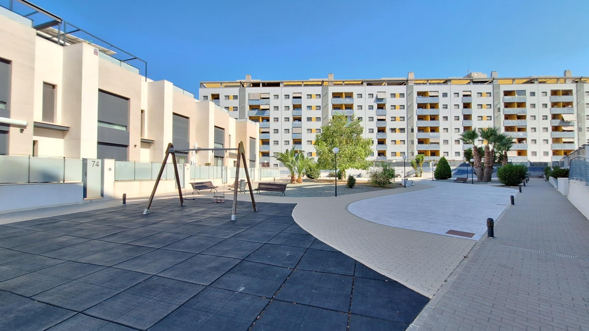 Piso SIN AMUEBLAR de 3 dormitorios y 2 baños con Piscina Com