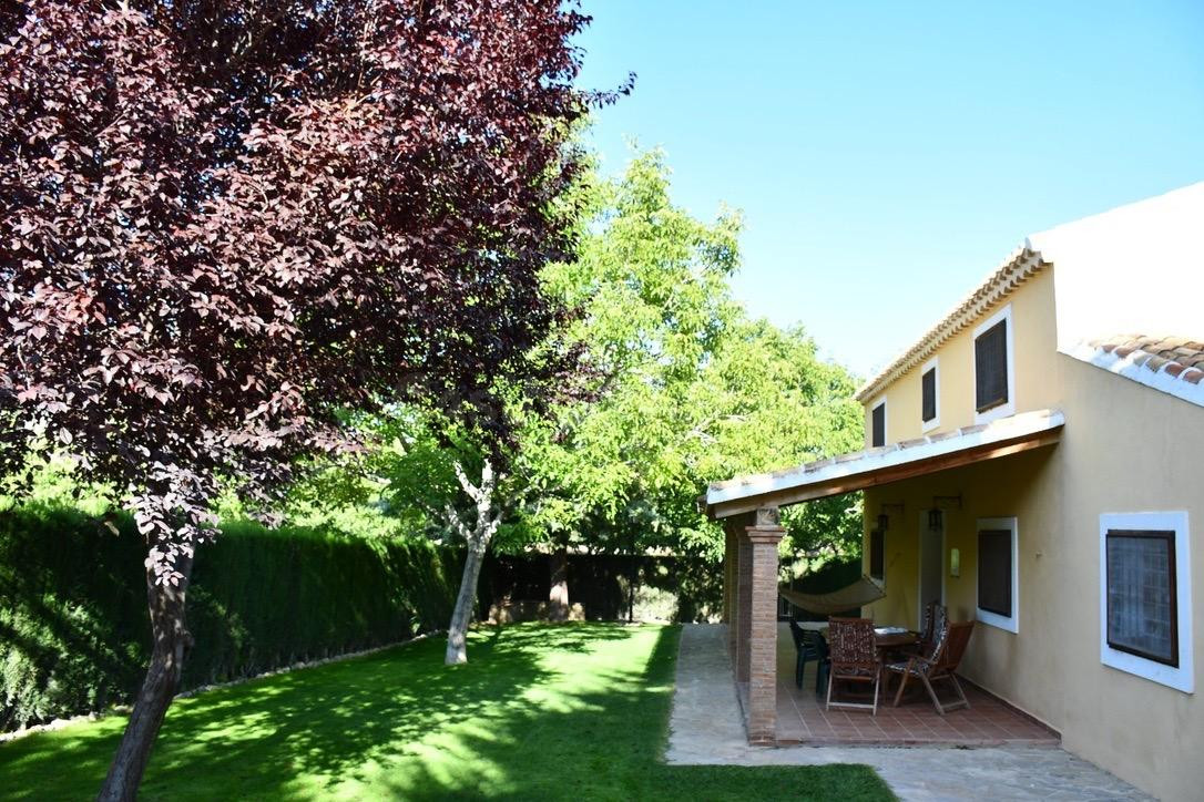 Exclusiva finca rural con cortijo, nogales y licencia turística