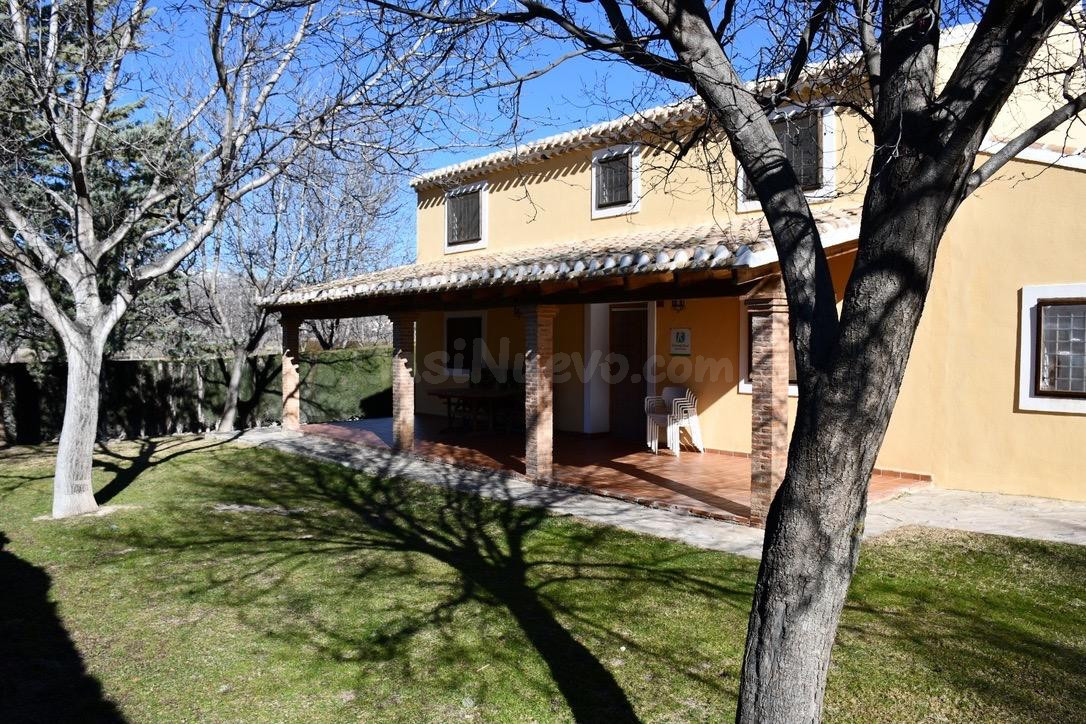 Exclusiva finca rural con cortijo, nogales y licencia turística - foto 2