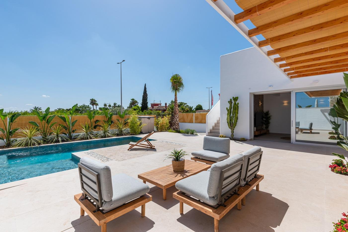 VILLA DE 3 DORMITORIOS CON PISCINA PRIVADA EN DOLORES