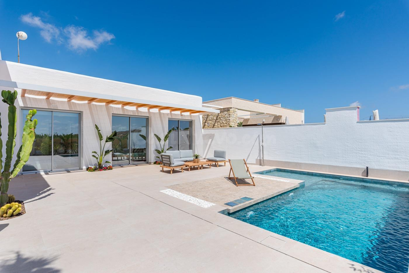 VILLA DE 3 DORMITORIOS CON PISCINA PRIVADA EN DOLORES - foto 2