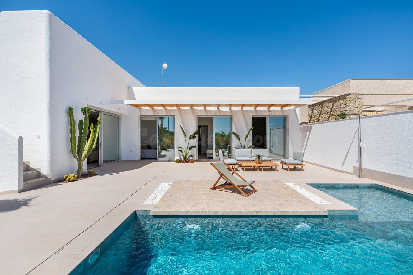 VILLA DE 3 DORMITORIOS CON PISCINA PRIVADA EN DOLORES - foto 3