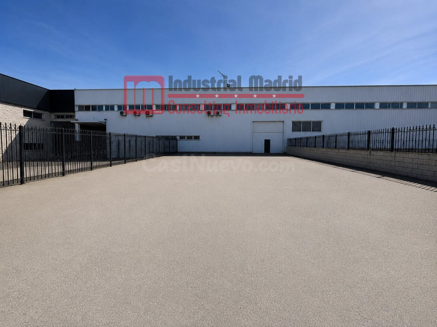 NAVE INDUSTRIAL EN VENTA CON PATIO PRIVADO Y OFICINAS