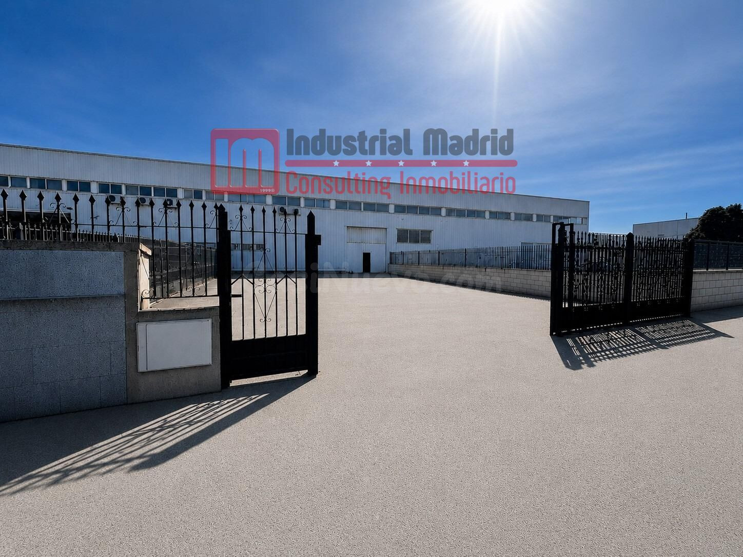 NAVE INDUSTRIAL EN VENTA CON PATIO PRIVADO Y OFICINAS - foto 2