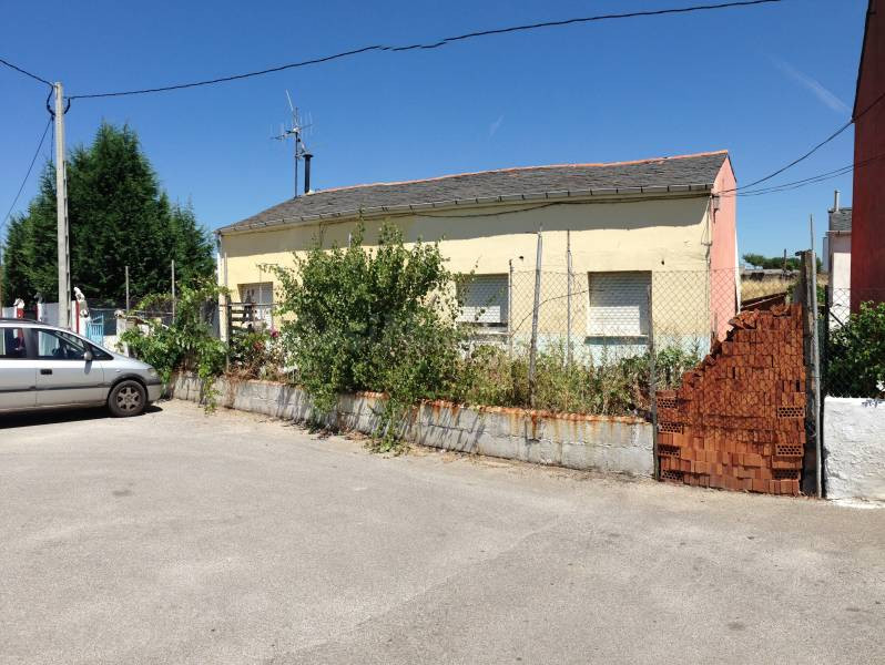 Casa con terreno en venta - La placa