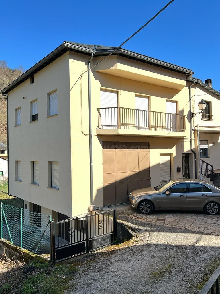 Casa en venta en Vega de Valcarce con potencial para negocio