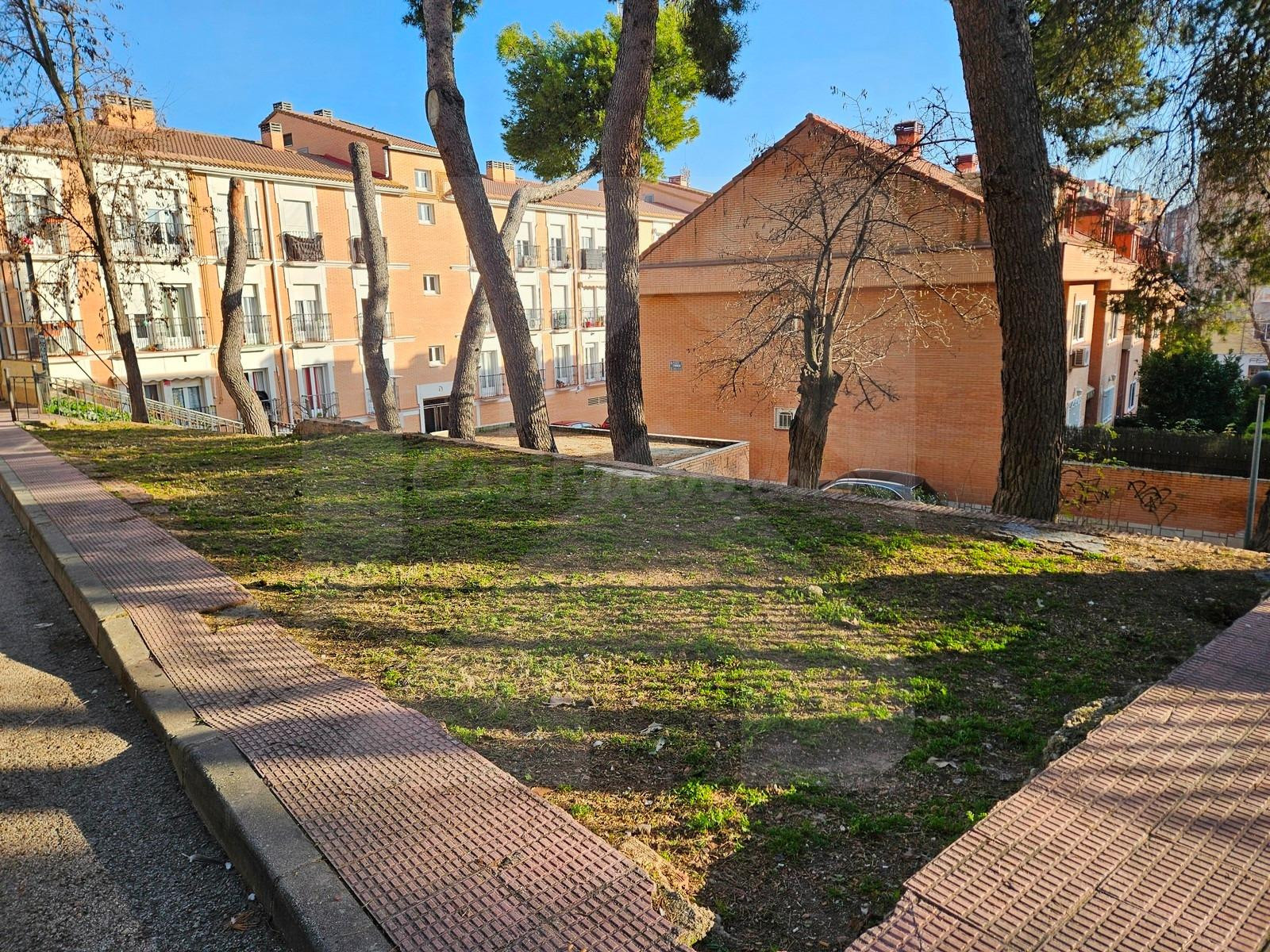 OPORTUNIDAD SOLAR CON MUCHA EDIFICABILIDAD