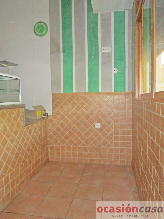 LOCAL COMERCIAL EN LA URBANIZACIÓN "LOS JARDINES 4" - foto 2