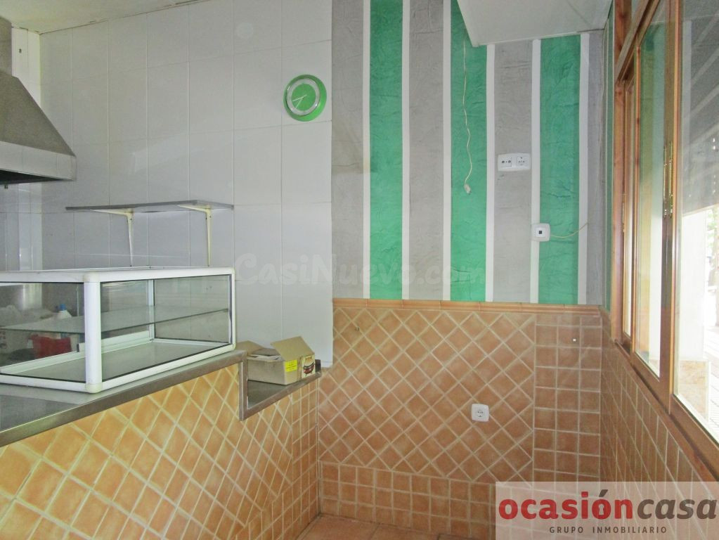 LOCAL COMERCIAL EN LA URBANIZACIÓN "LOS JARDINES 4" - foto 3
